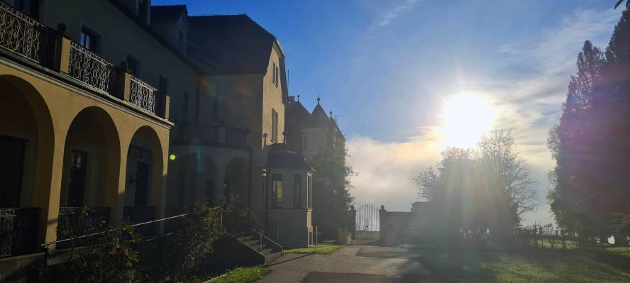 Schloss-Garatshausen-mit-Sonne.jpg