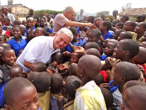 Schule-Afrika-6-Fly-and-Help.jpg