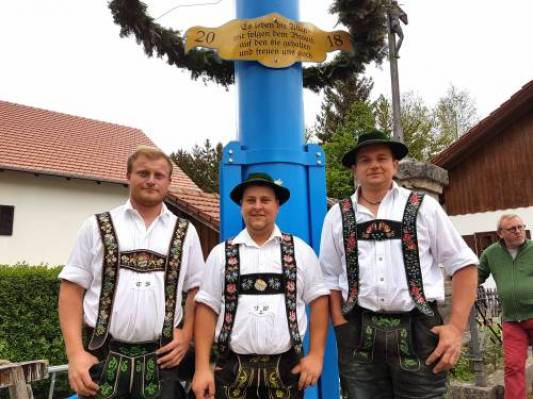 Maibaumfeier-Diemendorf-2018-vl-TobiSchalansky-ThomasWagner-GeorgHolzer.jpg