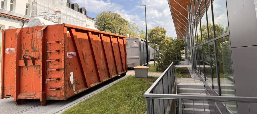 Halle-Bodenentfernung-Container2.jpg